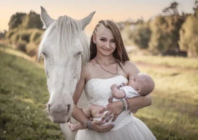 Maminka s novorozencem a bílým koněm | Jana H Foto