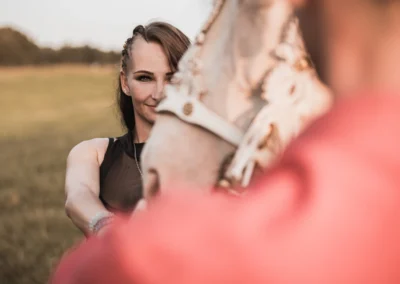 Žena hladí koně přes ohradu | Jana H Foto