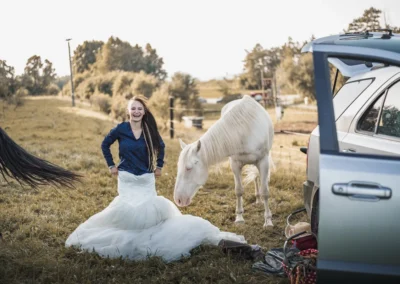 Žena v dlouhé sukni u koně a auta | Jana H Foto