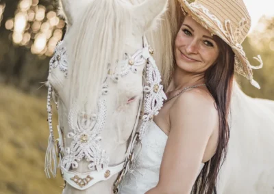 Žena v závoji objímá bílého koně | Jana H Foto